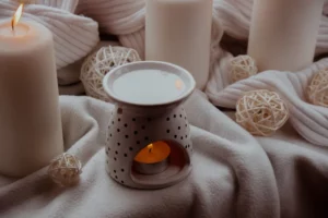 biały, ceramiczny kominek do wosku