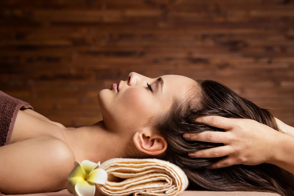 masaż głowy w trakcie zabiegu head spa