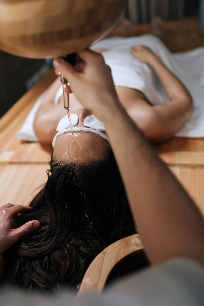 w trakcie zabiegów head spa stosuje się naturalne olejki nawilżające
